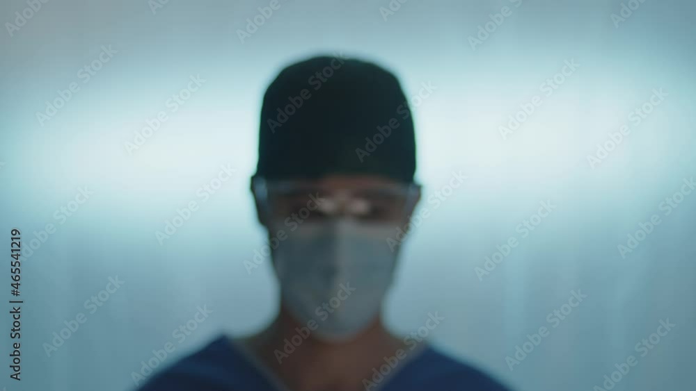 Medico chirurgo italiano avanza verso la telecamera Medico chirurgo italiano avanza verso la telecamera