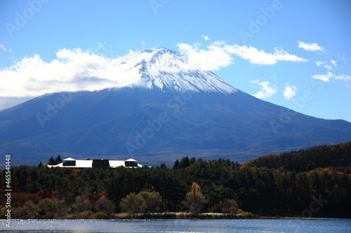秋の河口湖と富士山。