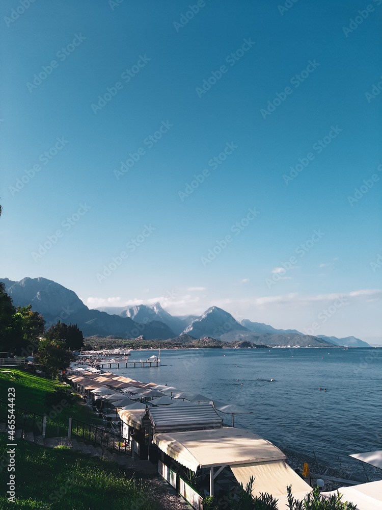 Obraz premium Midday at seaside with mountains