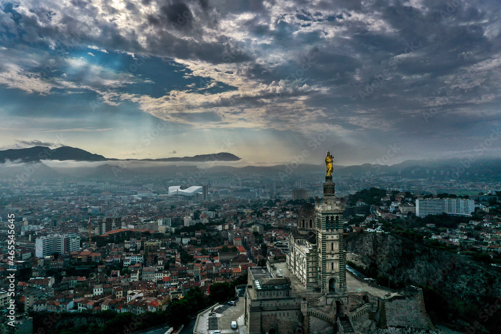 Obraz premium vue aérienne de Notre Dame de la Garde à Marseille