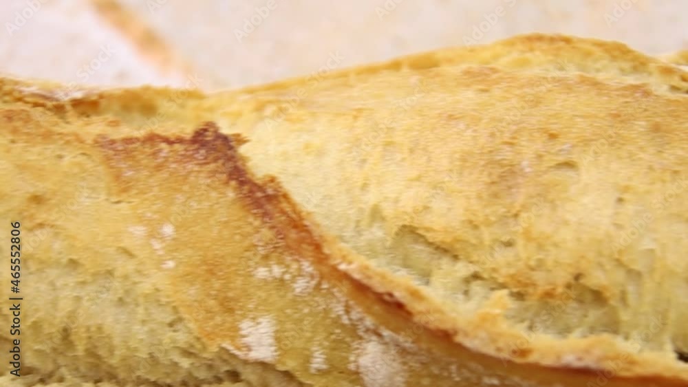baguette de pain sur une table baguette de pain sur une table