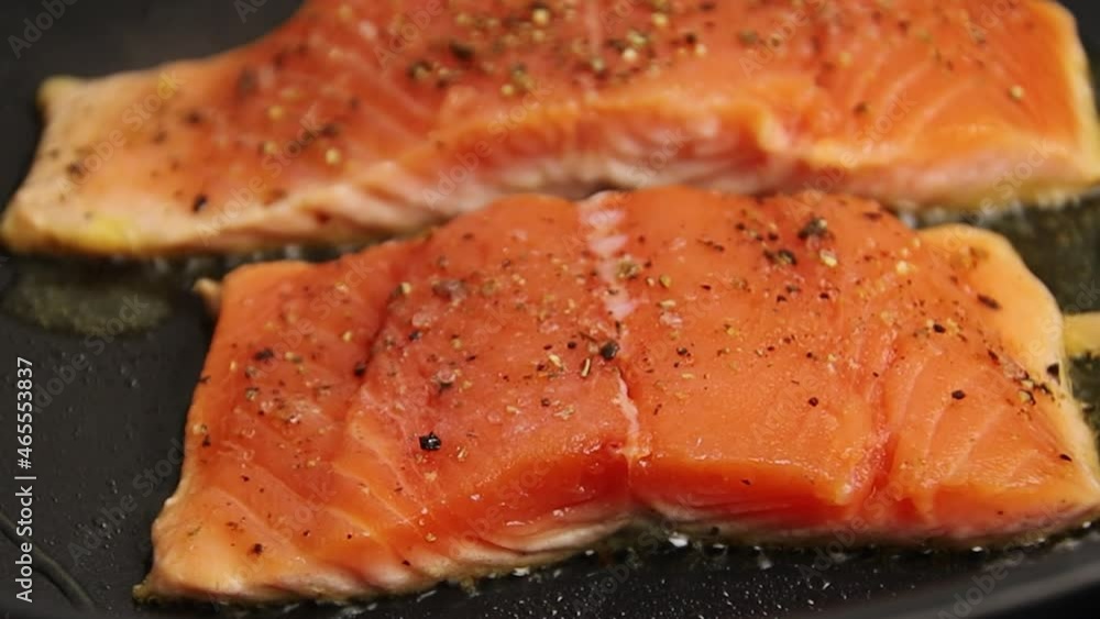 pavé de saumon cuisant dans une poêle pavé de saumon cuisant dans une poêle