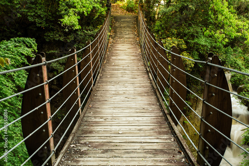 小国町の鍋釜滝周辺の公園にかかる美しい吊り橋