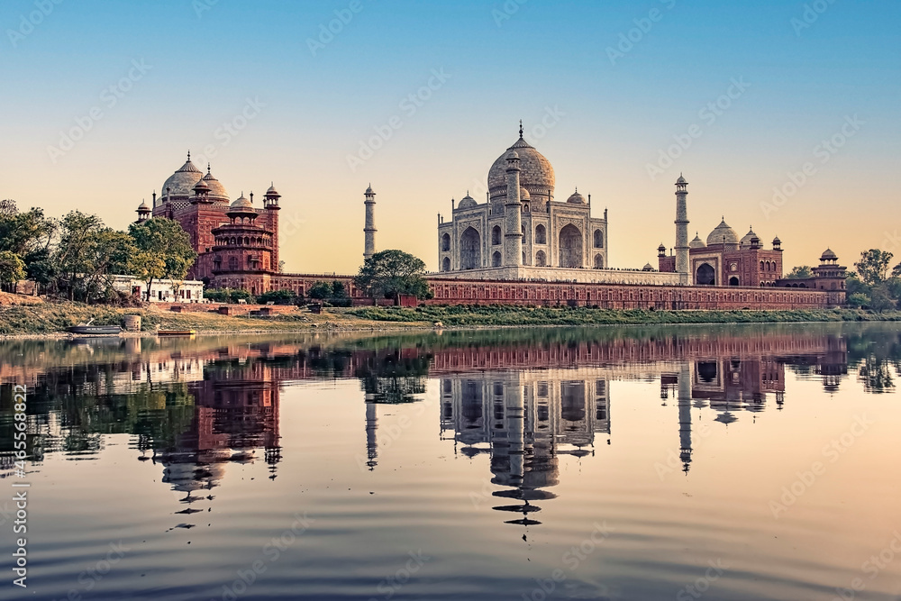 Obraz premium Taj Mahal mausoleum in Agra, Uttar Pradesh, India