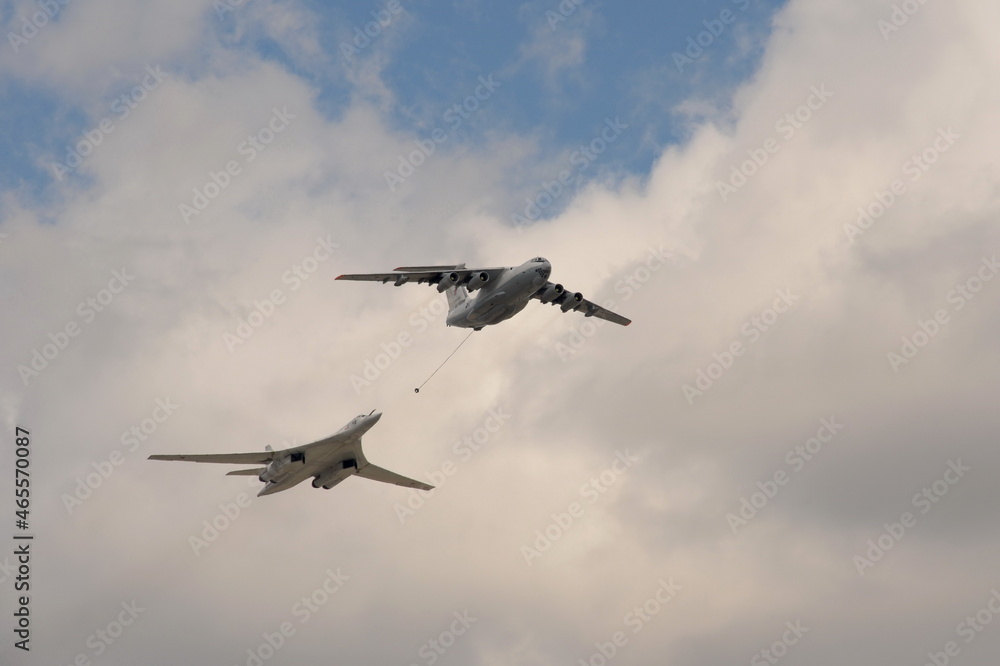 Obraz premium Simulation of refueling in the air of Il-78 and Tu-160 aircraft in the sky over Moscow's Red Square during the dress rehearsal of the Victory Air Parade