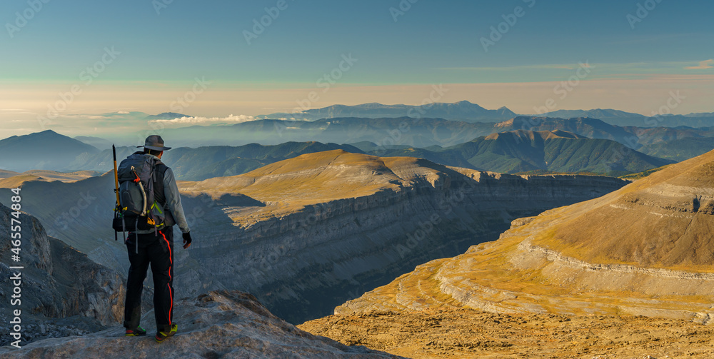 Alpinista contemplando el paisaje