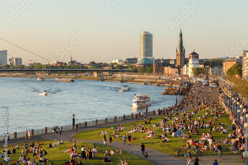 Deutschland, Düsseldorf: Rheinufer, Rhein; Rheinwiese im Sommer