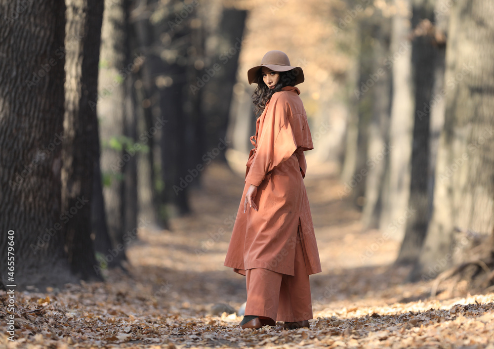 Obraz premium autumn portrait of a beautiful brunette in the forest on the alley