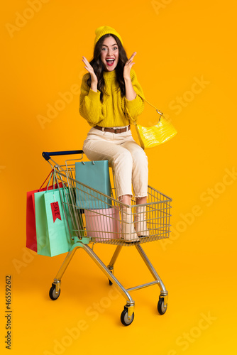 Foto White woman screaming while sitting in shopping cart