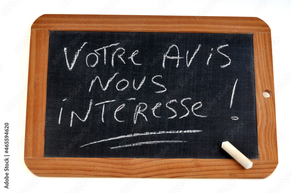 Fototapeta premium Votre avis nous intéresse écrit sur une ardoise d'école à la craie