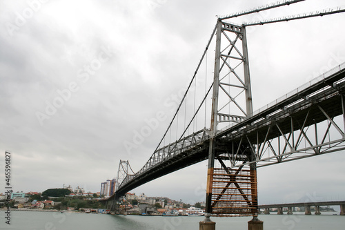"Hercílio Luz" bridge that connects the island of Florianopolis to the mainland. © Mauricio G