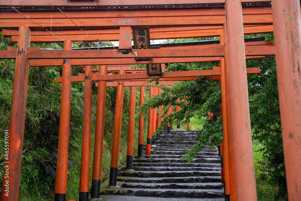 福岡県うきは市の浮羽稲荷神社の鳥居が連続する風景 福岡県うきは市の浮羽稲荷神社の鳥居が連続する風景