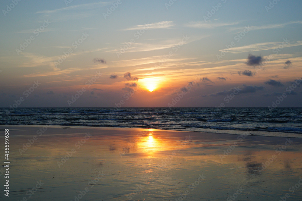 Coucher de soleil orange et mauve sur la plage 