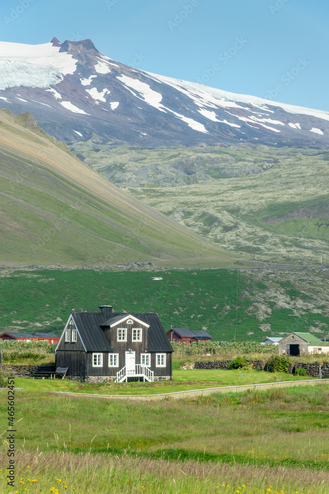 Obraz premium Black wooden house in Arnarstapi, Snaefellsnes peninsula, Iceland