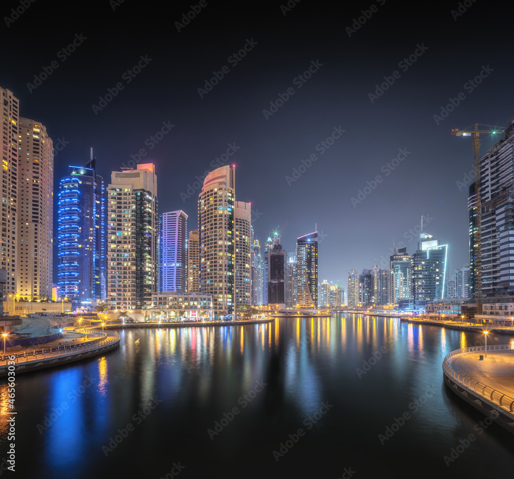 Obraz premium Night time panoramic view of Dubai Marina bay and city center, UAE