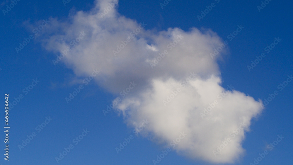 Cumulus de beau temps, par une belle journée de printemps ensoleillée Cumulus de beau temps, par une belle journée de printemps ensoleillée