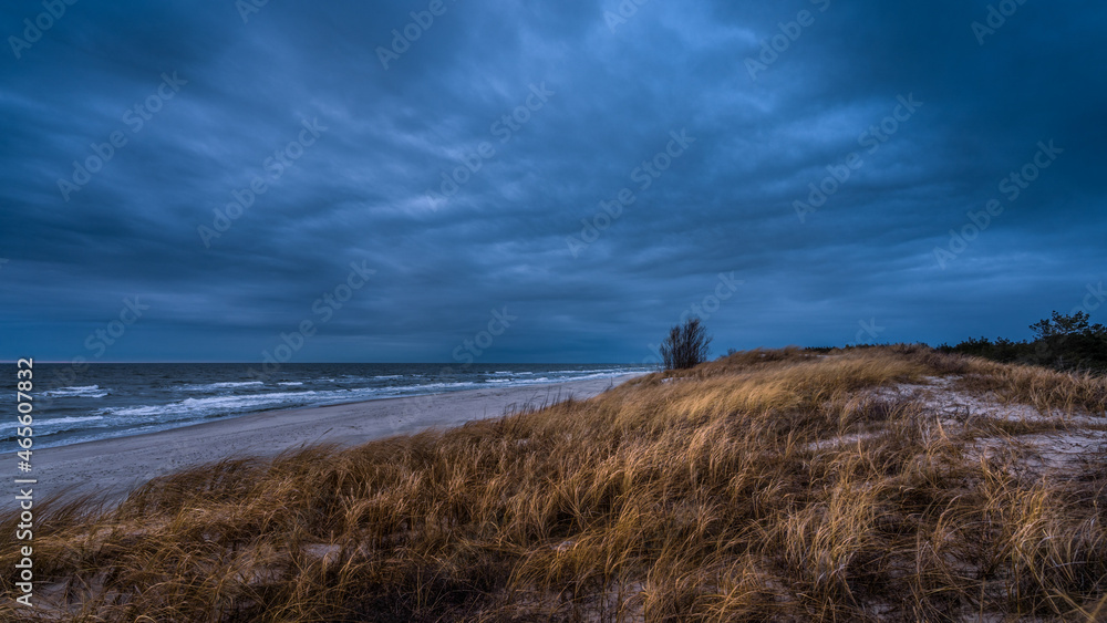 Obraz premium Autumn cold sea with overcast sky