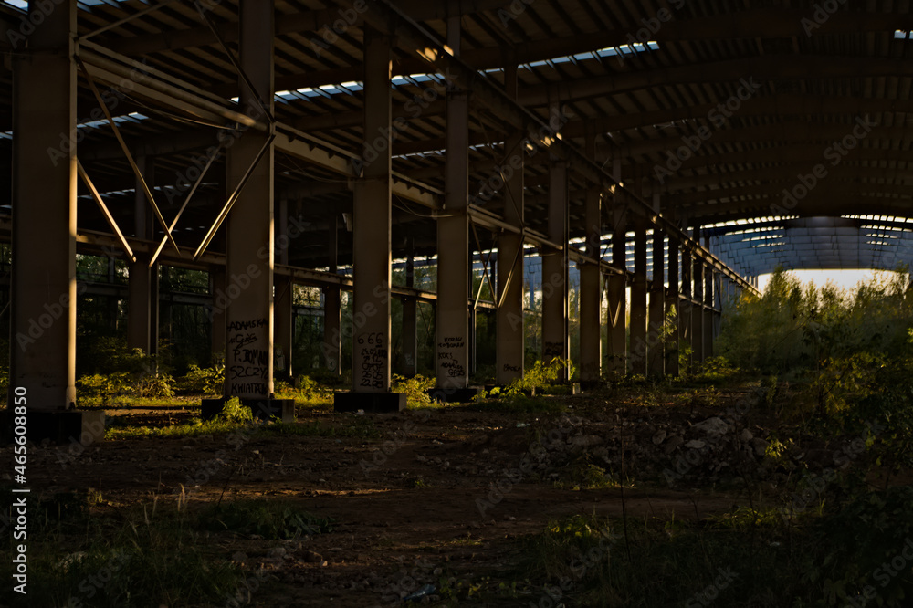 Stara , opuszczona i porzucona hala przemysłowa ( fabryczna ) . Stal konstrukcja . Old, abandoned and abandoned industrial hall (factory). Steel construction. Stara , opuszczona i porzucona hala przemysłowa ( fabryczna ) . Stal konstrukcja . Old, abandoned and abandoned industrial hall (factory). Steel construction.