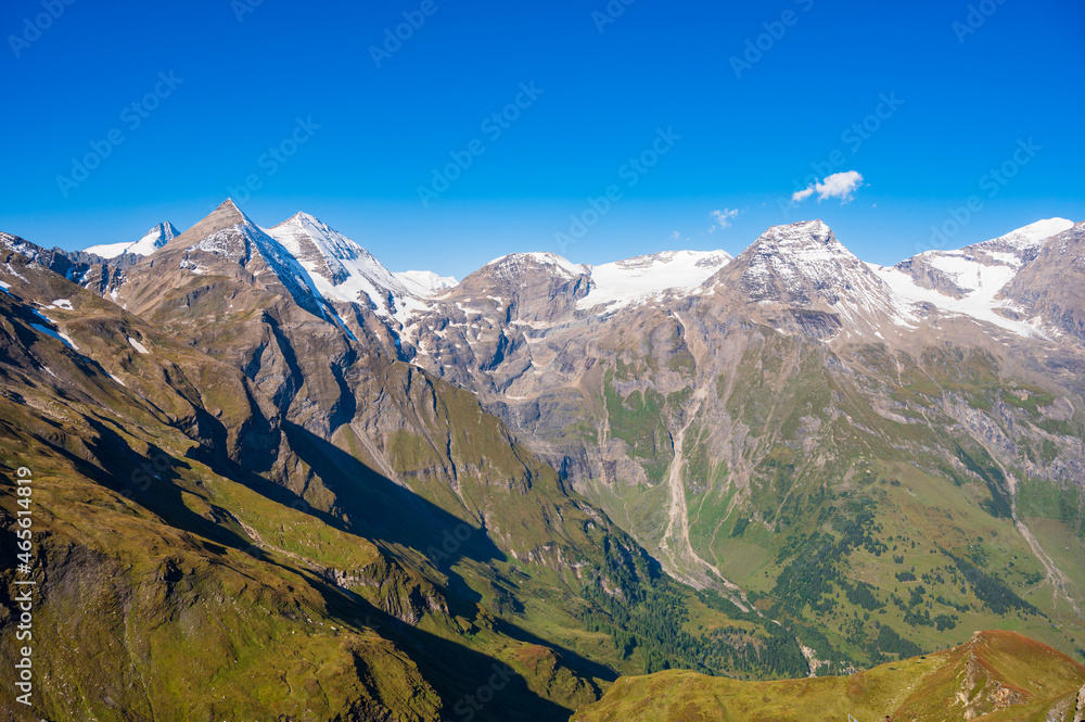 Alpenlandschaft mit schneebedeckten Bergen in Österreich im Sommer