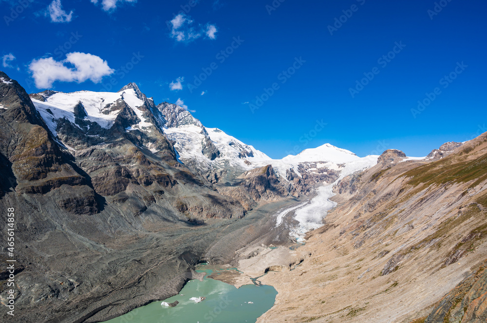 Blick auf schneebedeckten Großglockner mit Gletscher und Gletschersee