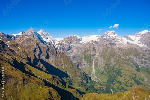 Alpenlandschaft mit schneebedeckten Bergen in Österreich im Sommer