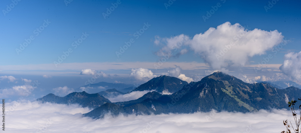 Wolken zwichen BERgen mit Nebel bei Sonne Wolken zwichen BERgen mit Nebel bei Sonne