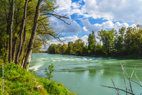 Fluß im Herbst mit buntem Laub und Bäumen