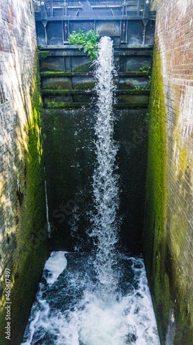 Wasser fließt über ein altes Wehr an der Bobziner Schleuse in Mecklenburg-Vorpommern photo