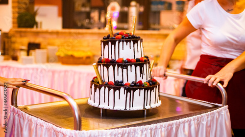 piękny duży tort krojenie wesele