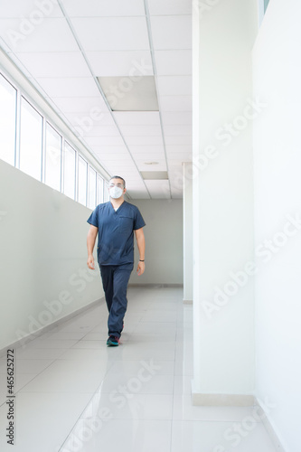 Doctor walking trough a hospital hall © ERNESTO