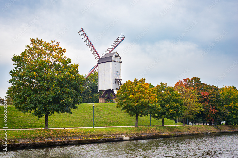 Obraz premium Traditional windmill called Bonne-Chièremolen on rampart Kruisvest in the historic town of Brugge, Belgium. 