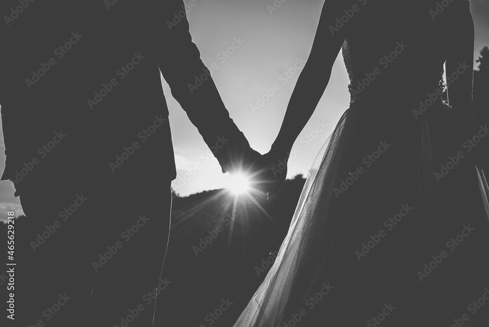 Ślub dłonie zaręczeni wesele razem obrączki promienie słoneczne słońce - obrazy, fototapety, plakaty 