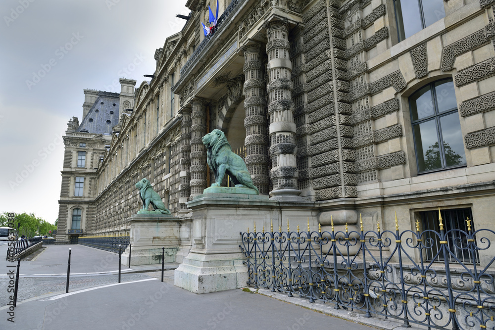 Obraz premium Louvre Museum in the center of Paris