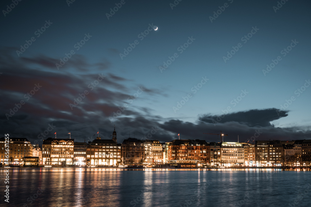 Hamburg Alster bei Abend im Mondschein mit Reflexionen im Wasser