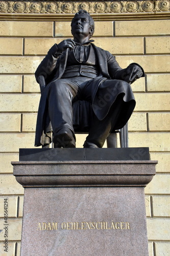 Statue von Adam Oehlenschläger vor dem Theater in Kopenhagen