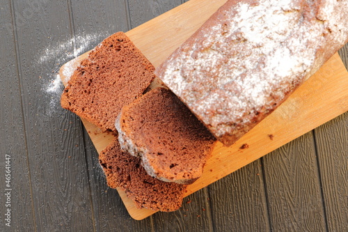 Photos fresh spice cake with powdered sugar