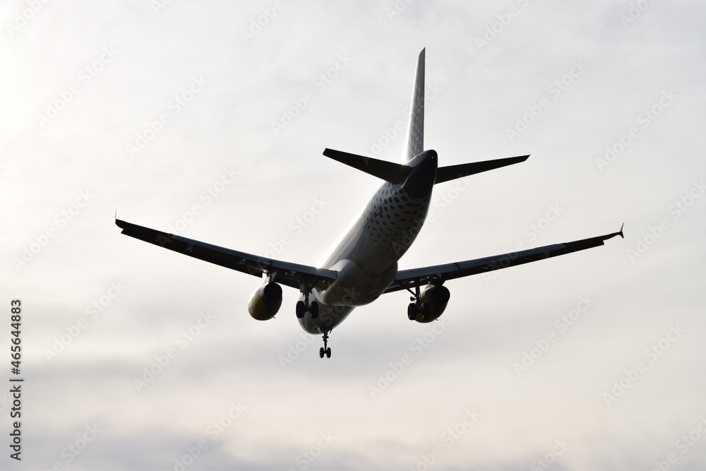 Avión sobrevolando aeropuerto. Avión sobrevolando aeropuerto.