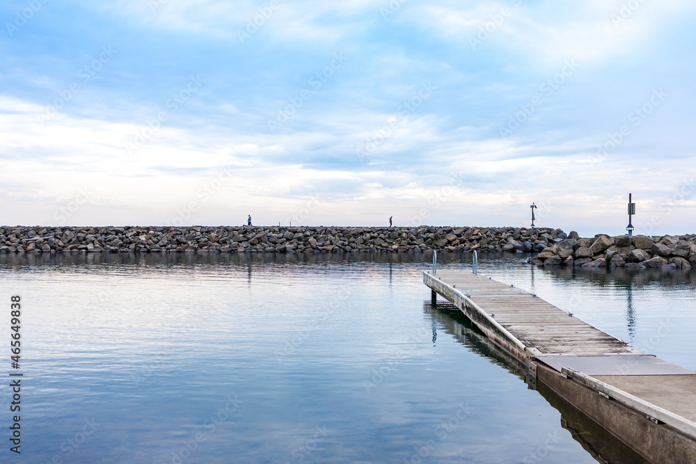 Obraz premium Minimal landscape, jetty with port for boats, jets. Clear blue lake reflects clouds blur sky in a tranquility scene. Beautiful horizon tropical nature landscape background with copy space
