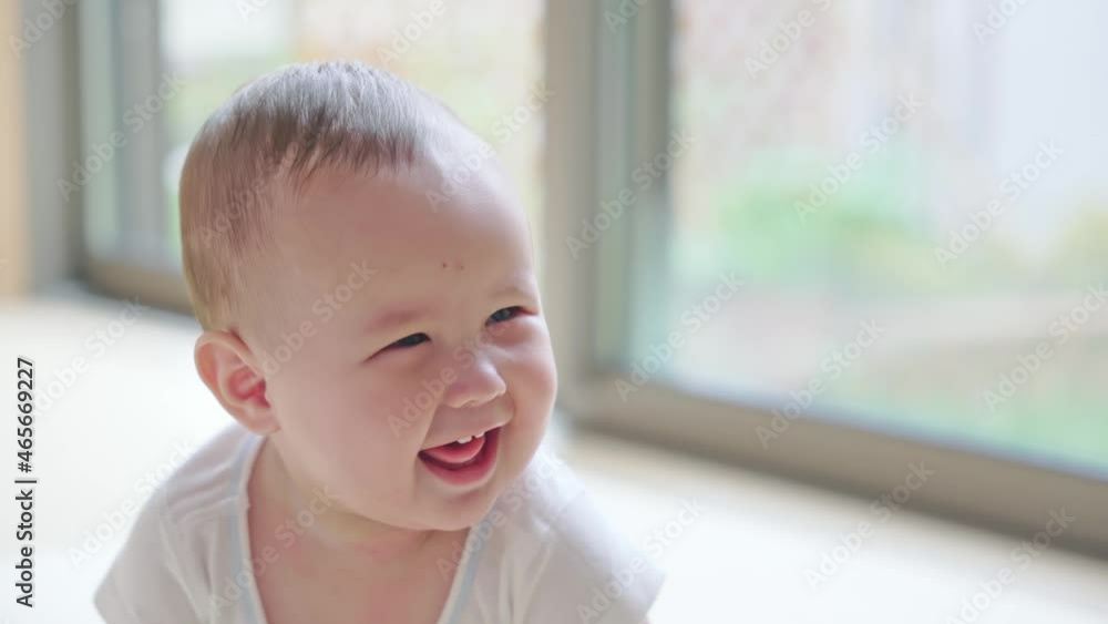 笑顔の赤ちゃん スローモーション 笑顔の赤ちゃん スローモーション