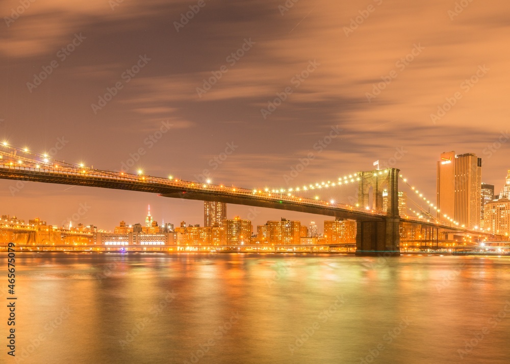 Fototapeta premium Night view of Manhattan and Brooklyn bridge