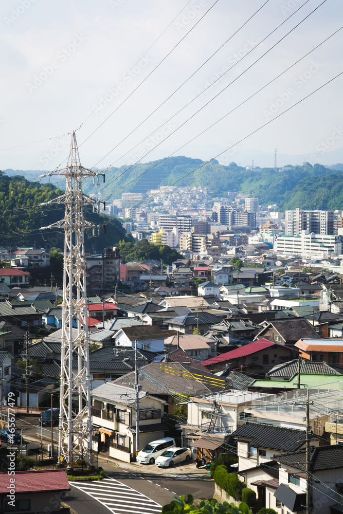Obraz premium 住宅地の中に架けられた高圧線 