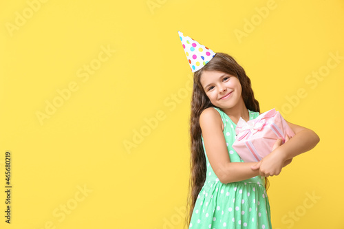 Little girl with birthday g...