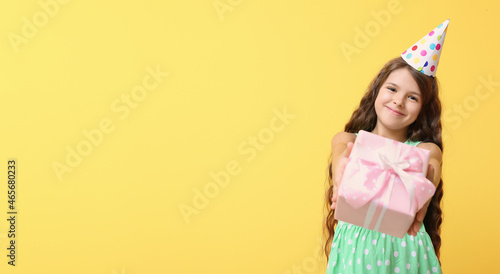 Little girl with birthday g...