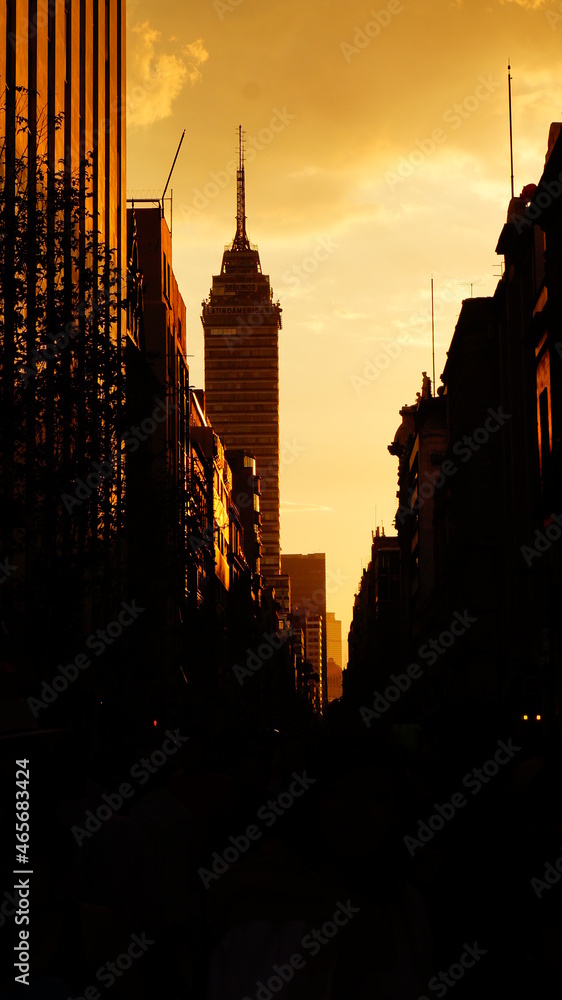 Naklejka premium Torre latinoamericana al atardecer desde Avenida Francisco I Madero