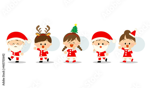 サンタクロースの仮装をして歩いている子供たち