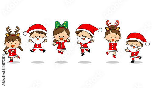 サンタクロースの仮装でジャンプしている子供たち