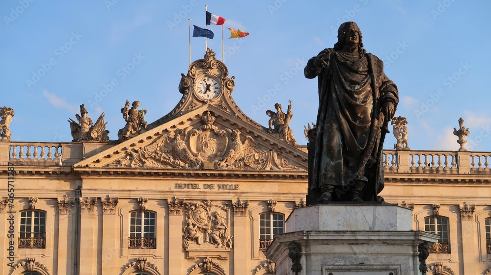 Statue de Stanislas Leszczynski, roi de Pologne / duc de Lorraine, devant l'hôtel de ville / mairie de Nancy, sur la place Stanislas, en Meurthe-et-Moselle (France)