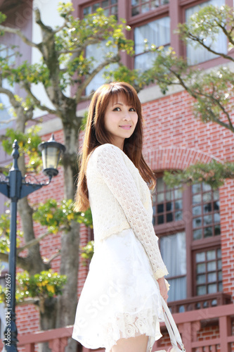 神戸北野異人館＿白い服の女性