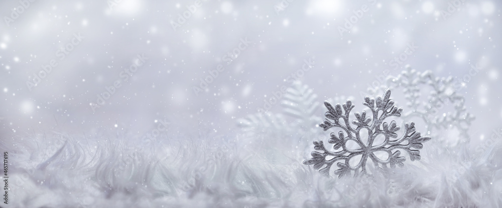 płatek śniegu, śnieżynka na srebrnym, jasnym tle, padający śnieg, zimowe tło