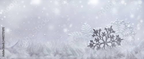 płatek śniegu, śnieżynka na srebrnym, jasnym tle, padający śnieg, zimowe tło © meegi